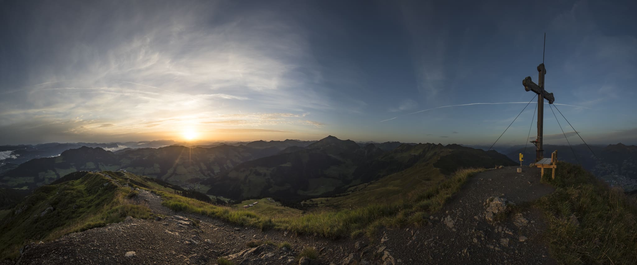 Panoramablick am Wiedersbergerhorn in der früh