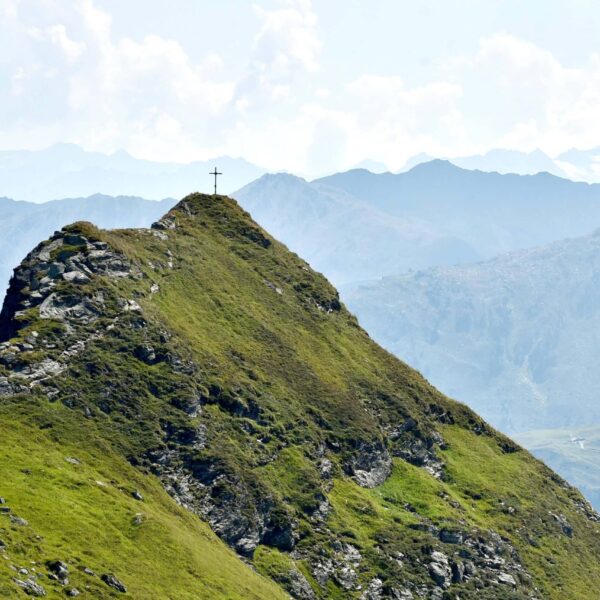 Luxuschalet Hygna Alpbachtal Tirol Sommer Alpbach, Tapenkopf, Sagtaler Spitzen, Gipfelkreuz_Alpbachtal Tourismus_Griessenboeck Gabriele_Alpbach